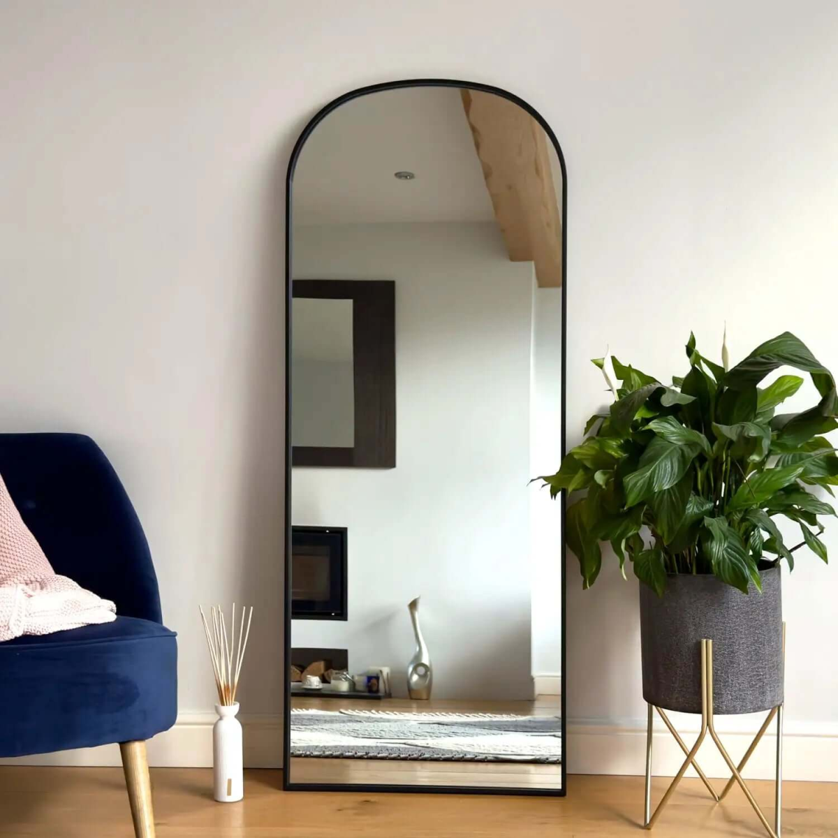 Yōko Black Metal Gentle Arch Mirror – Elevate Your Space in Style