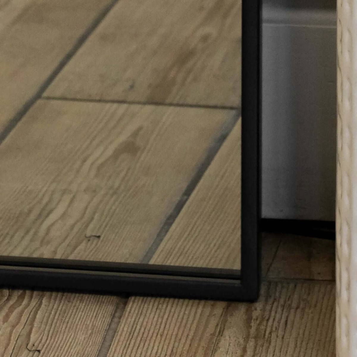 Yōko Black Metal Gentle Arch Mirror - Elegant Design for Any Space