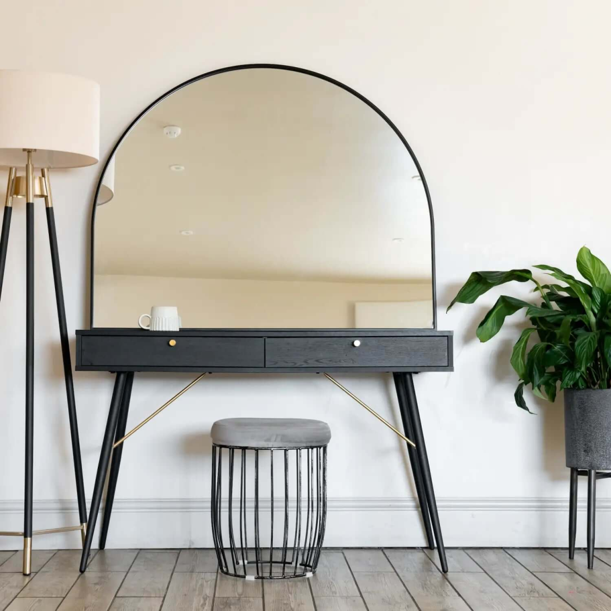 Akiko Black Arched Metal Mirror - Stylish Elegance for Every Space
