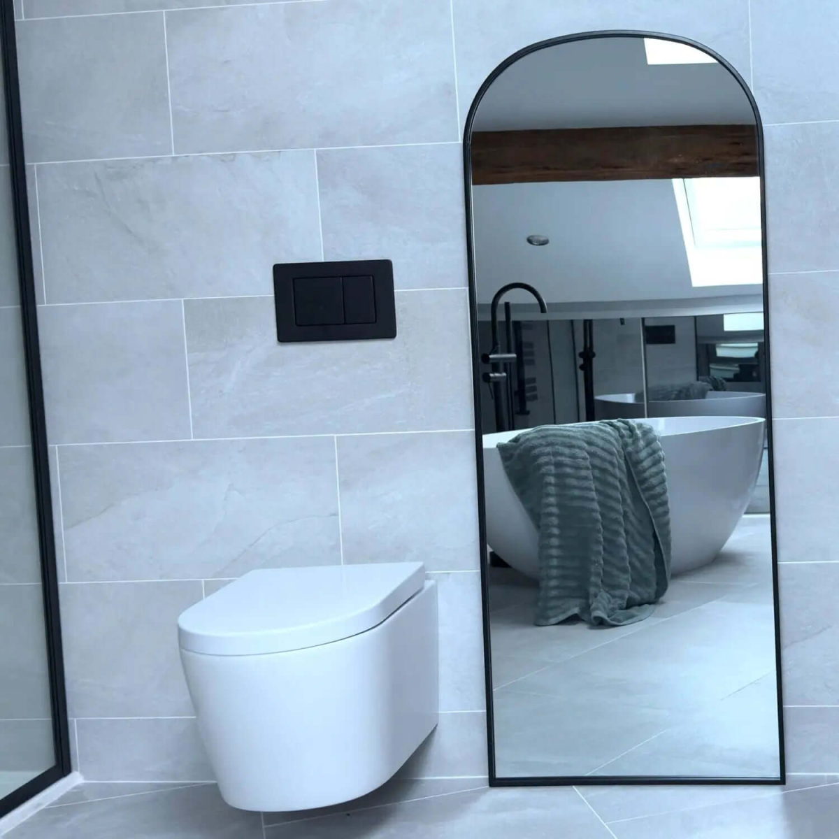 Yōko Black Metal Gentle Arch Mirror – Elevate Your Space in Style