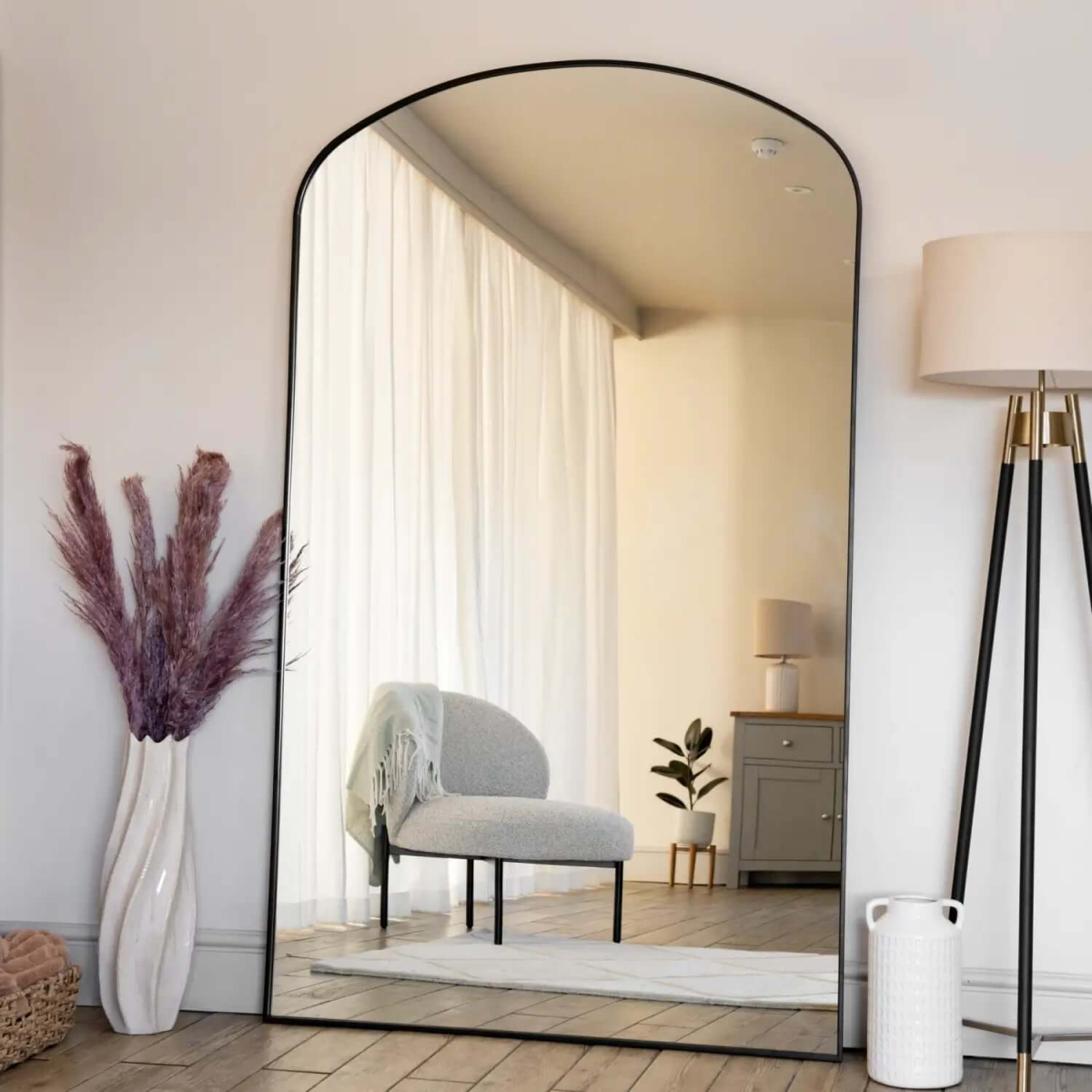Yōko Black Metal Gentle Arch Mirror - Elegant Design for Any Space
