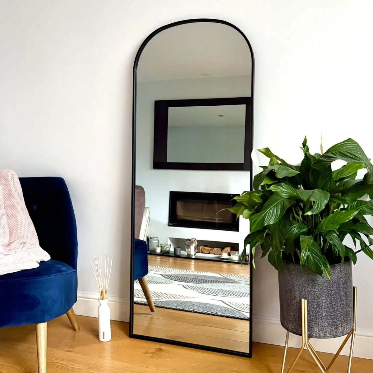Yōko Black Metal Gentle Arch Mirror – Elevate Your Space in Style